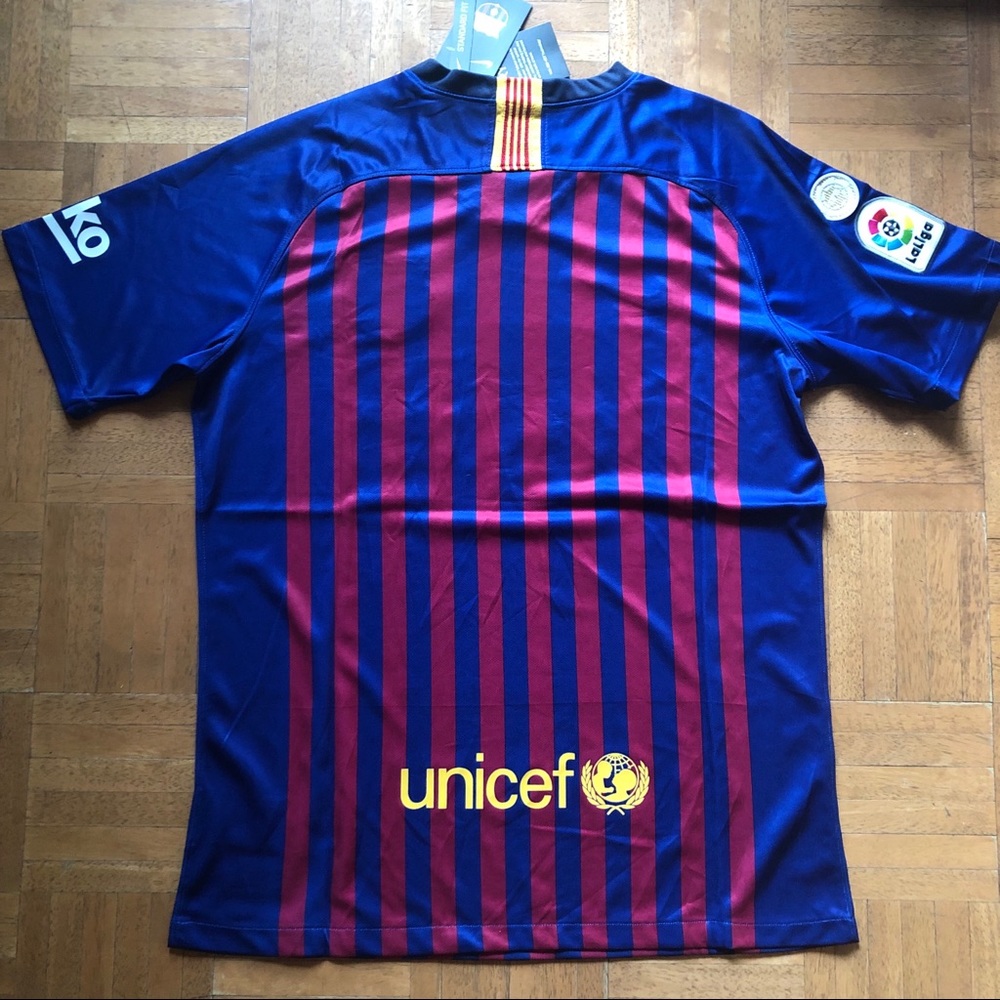 Barcelona 17/18 Soccer Jersey - Picture 2 of 3
